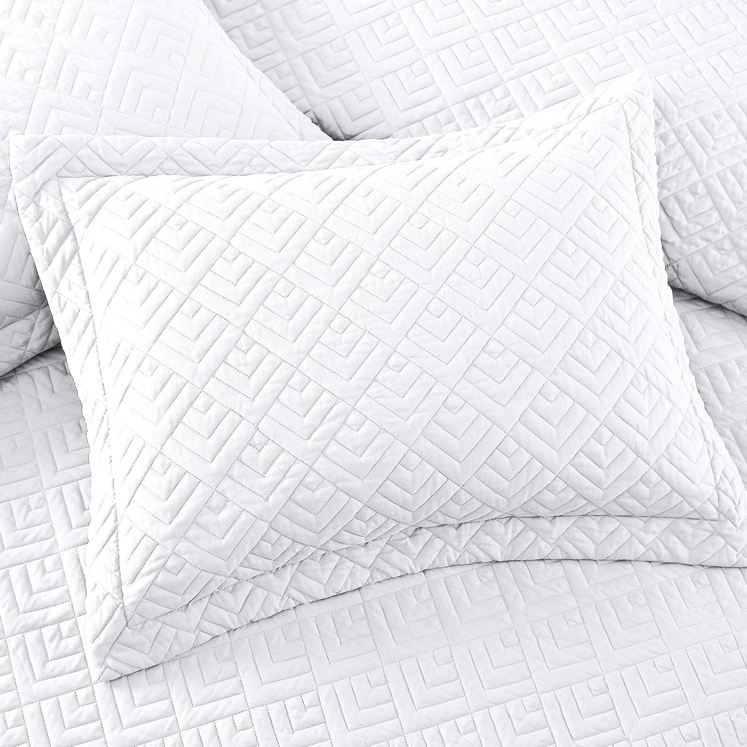 3-Piece Lightweight White Quilt Set for Full/Queen Size Beds with Square Pattern Bedspread and Pillow Shams, Ideal for All Seasons