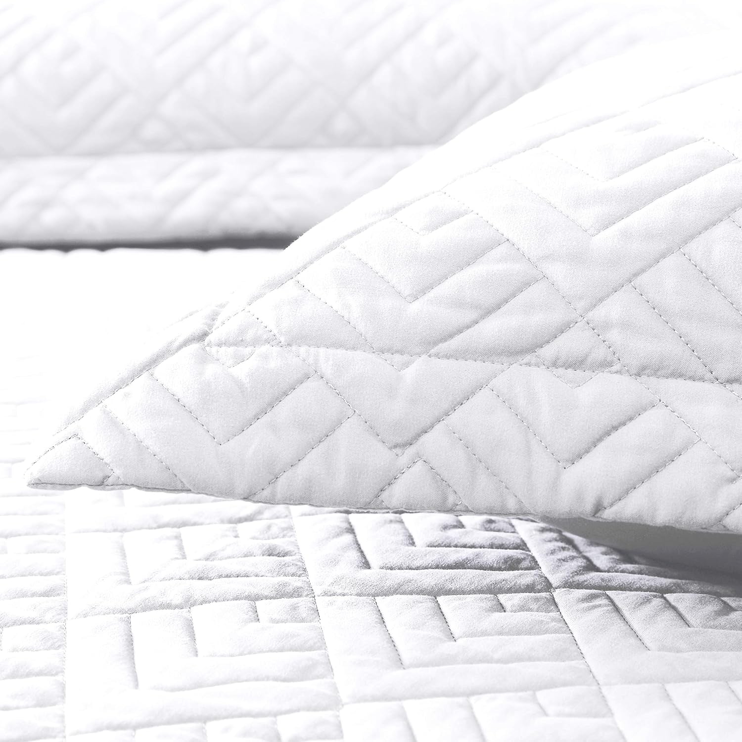 3-Piece Lightweight White Quilt Set for Full/Queen Size Beds with Square Pattern Bedspread and Pillow Shams, Ideal for All Seasons
