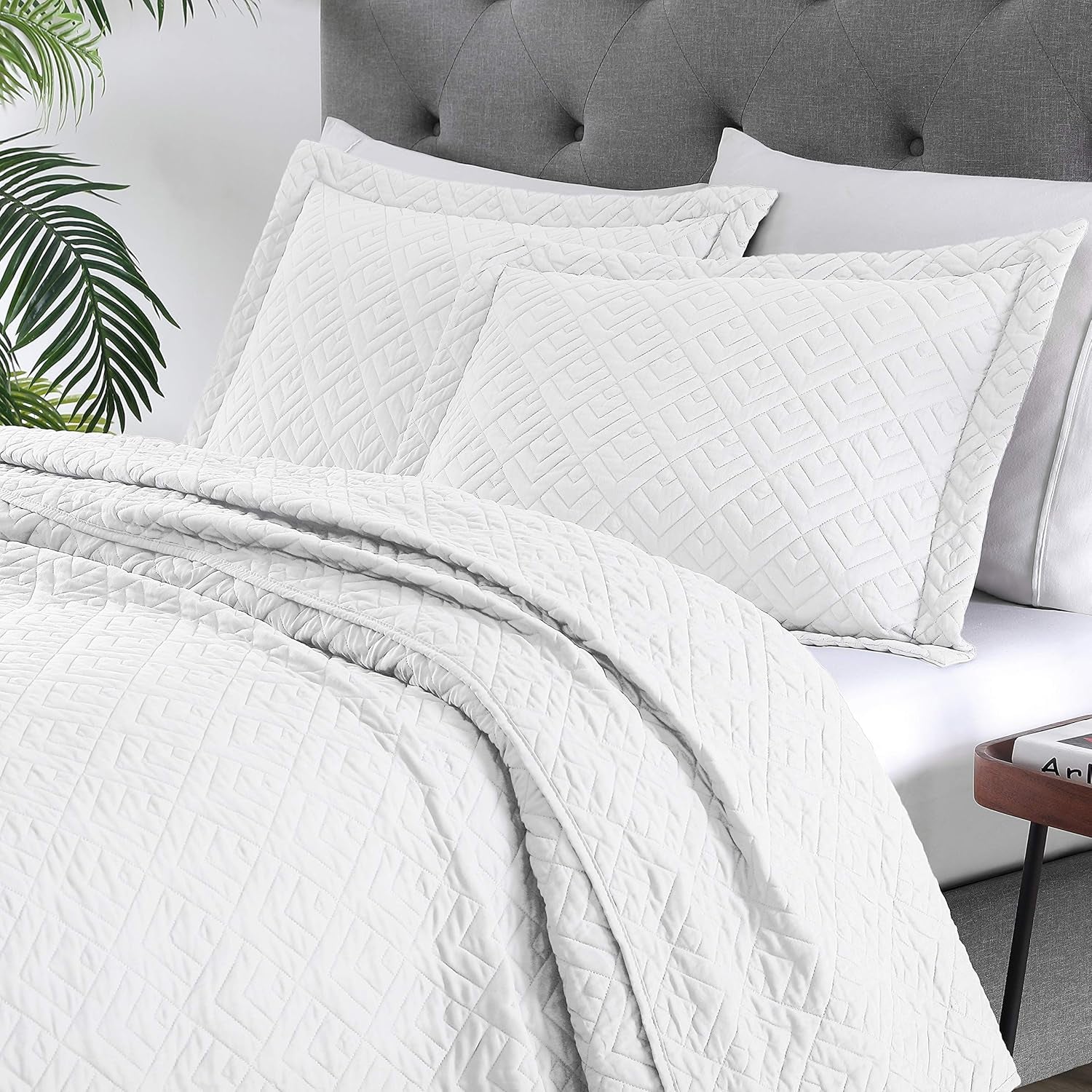 3-Piece Lightweight White Quilt Set for Full/Queen Size Beds with Square Pattern Bedspread and Pillow Shams, Ideal for All Seasons