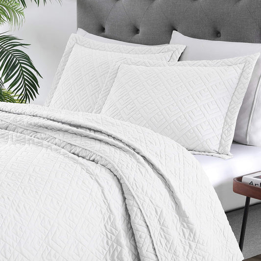 3-Piece Lightweight White Quilt Set for Full/Queen Size Beds with Square Pattern Bedspread and Pillow Shams, Ideal for All Seasons