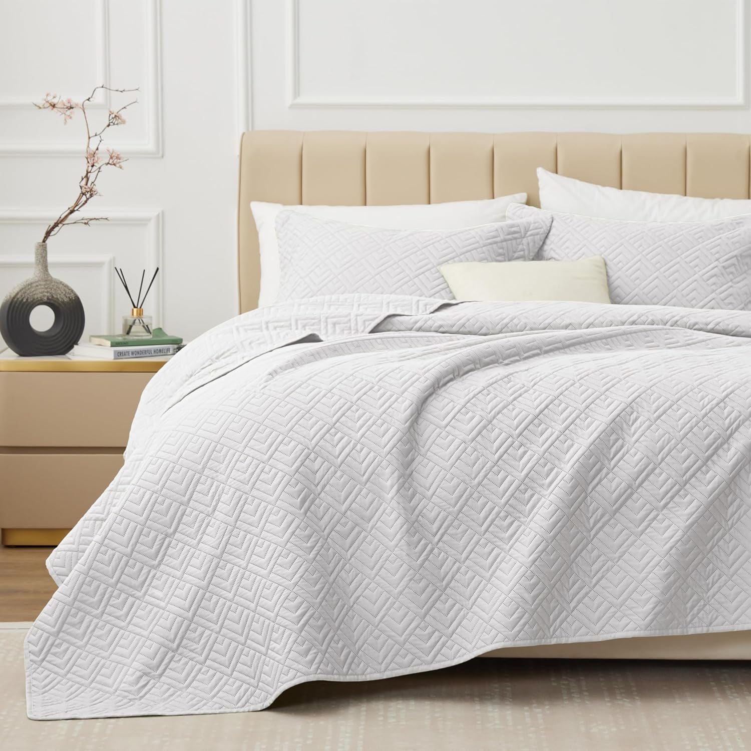 3-Piece Lightweight White Quilt Set for Full/Queen Size Beds with Square Pattern Bedspread and Pillow Shams, Ideal for All Seasons