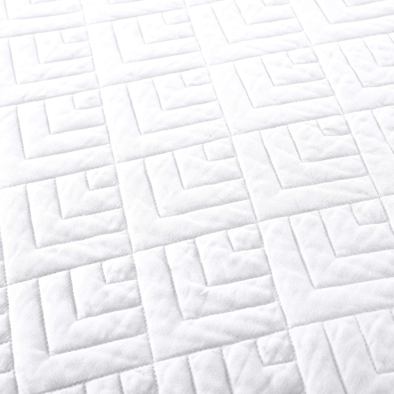 3-Piece Lightweight White Quilt Set for Full/Queen Size Beds with Square Pattern Bedspread and Pillow Shams, Ideal for All Seasons